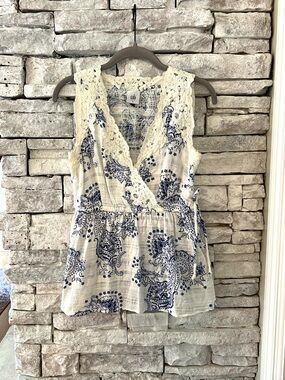 Cabi Veranda Cream & Navy Lace-Flowy Sleeveless Top